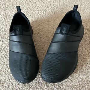 🔸Tredsafe Women's Gwen Slip Resistant Shoes Black Ribbed Slip-On Sneakers